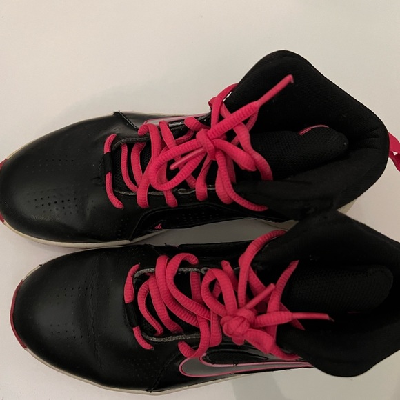 High top Nike basketball sneaker - Picture 3 of 6